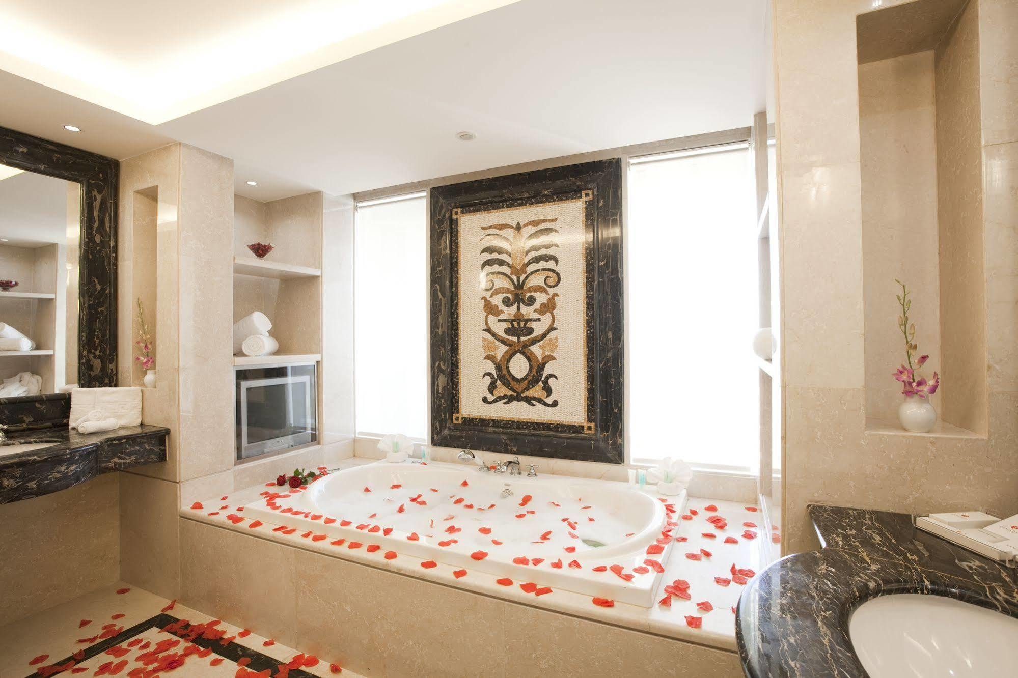 Ramada Plaza By Wyndham Beirut Raouche Hotel Exterior photo
